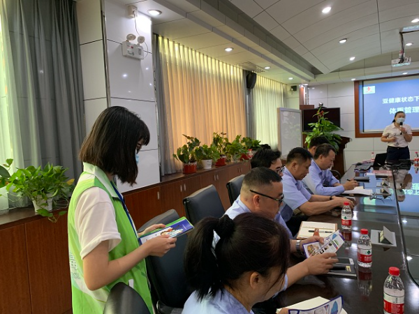 圖為禁毒社工派發禁毒宣傳折頁2.jpg