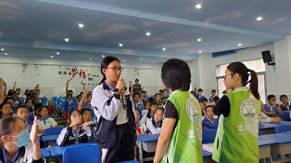 學生回答問題2.jpg