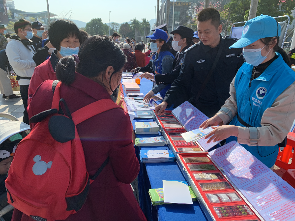 禁毒民警和禁毒社工為群眾講解毒品知識.JPG