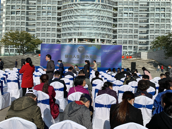活動現(xiàn)場播放禁毒暖場視頻.JPG