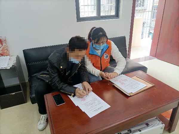 禁毒社工為社戒人員講解解除管控后的事項.png