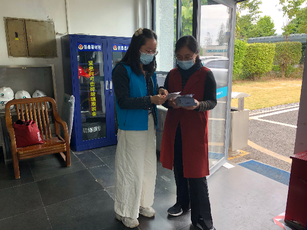 禁毒社工向廠長介紹毒品常識.jpg