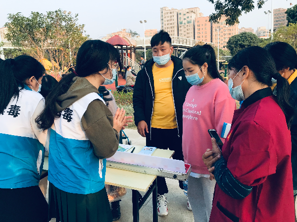 工作人員在分享實際案例,呼吁居民遠離毒品.jpg