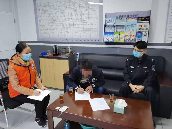 社工與民警了解服務對象幫扶需求.jpg