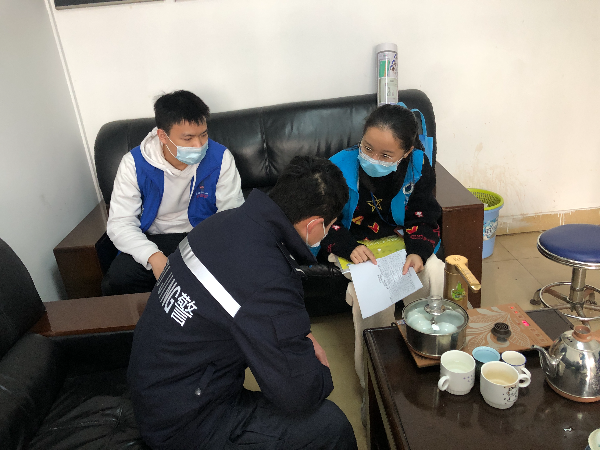 禁毒社工與警務室輔警核對戒毒人員分類分級管控名單.jpg