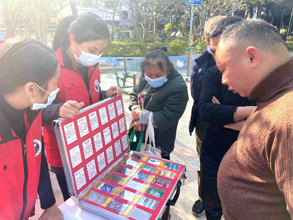居民觀看毒品仿真模型 (2).jpg