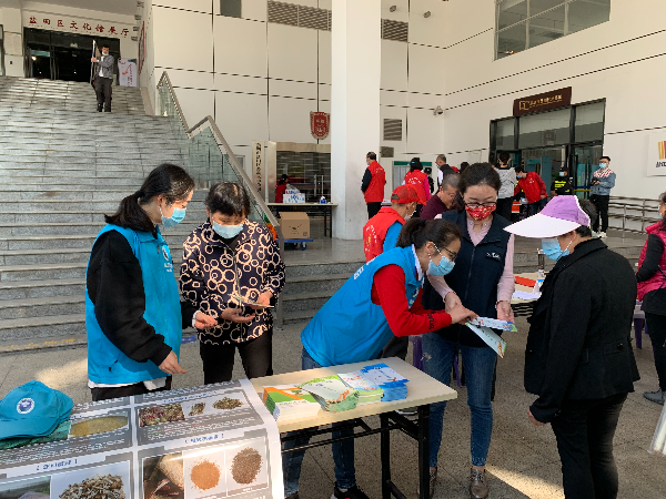 禁毒社工向群眾介紹禁毒法律法規(guī),講解毒品危害.jpg