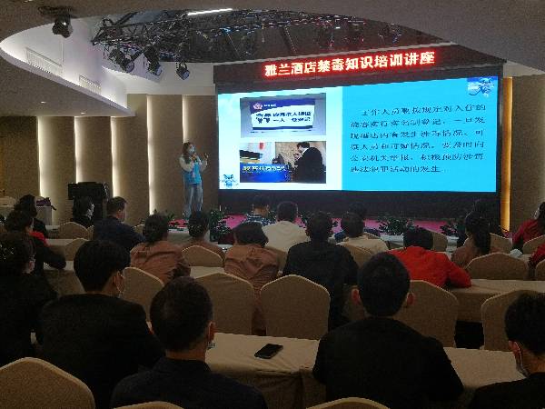 社工講解酒店注意事項.jpg