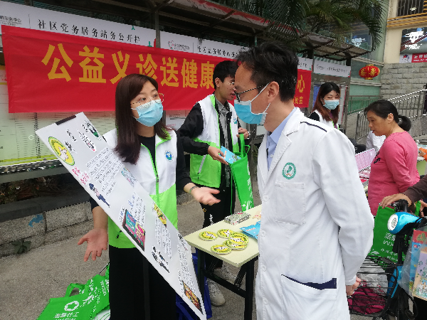 風華社康醫護人員就診空閑時間過來了解新型毒品知識.jpg