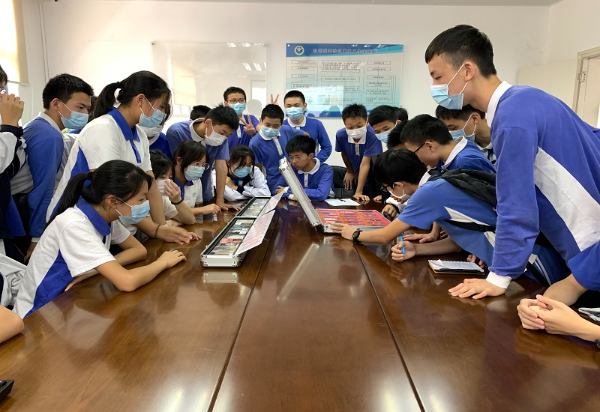 師生學習禁毒基礎知識.jpg
