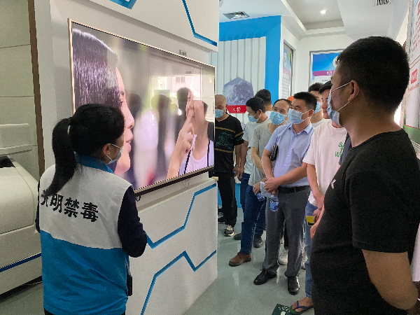 工作人員在禁毒教育基地講解街道自制禁毒宣傳短片.jpg