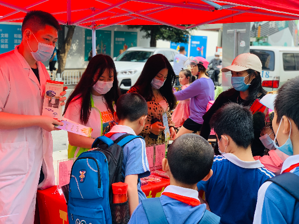 禁毒社工講解仿真毒品.JPG