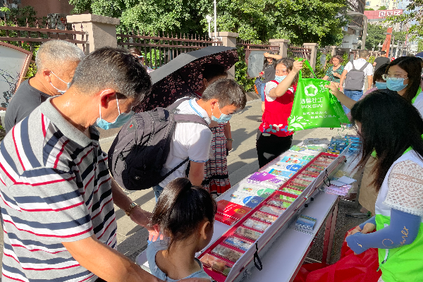 社區居民熱情參加禁毒宣傳活動.jpg
