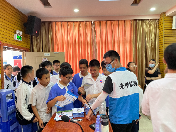 禁毒社工向?qū)W生發(fā)放宣傳手冊.jpg