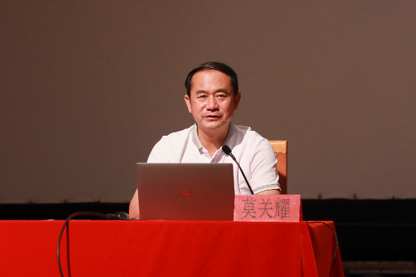 莫關耀.jpg