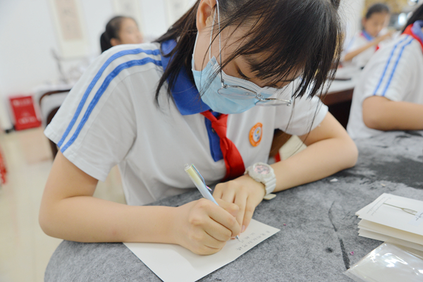 禁毒小兵認真書寫賀卡.jpg