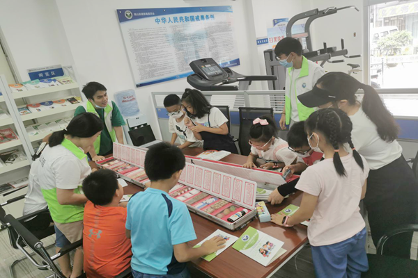 青少年們正在認識毒品外形.png
