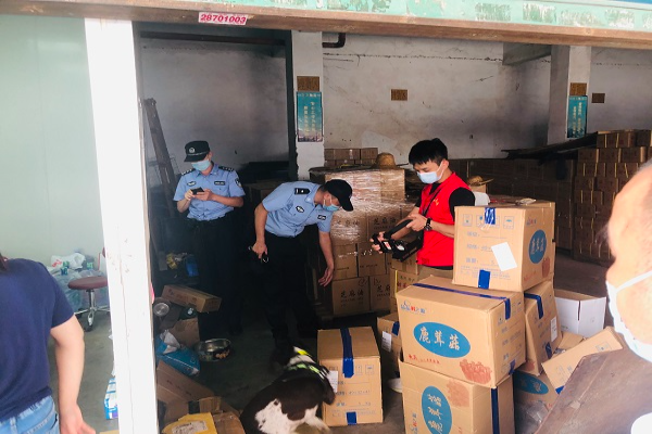 警社聯(lián)手與緝毒犬排查貨物.jpg
