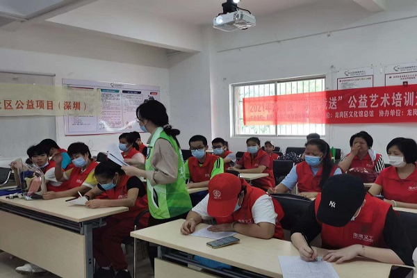 義工們積極參與有獎答題測試.jpg