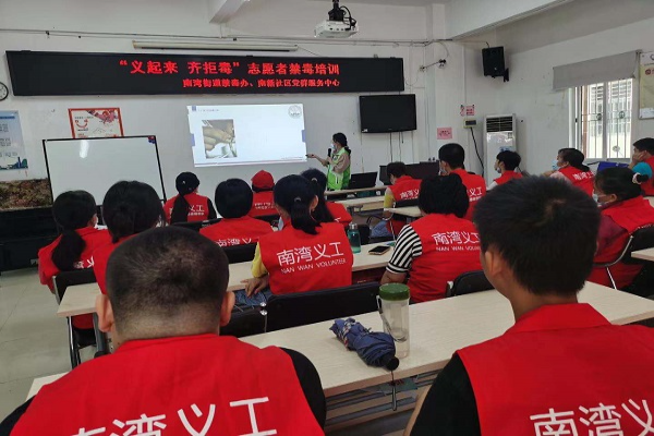 義工們認真學習禁毒知識.jpg
