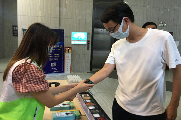 企業(yè)員工體驗(yàn)禁毒VR設(shè)備.jpg
