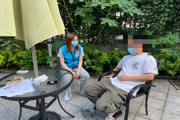 禁毒社工與吸毒人員談心談話.jpg