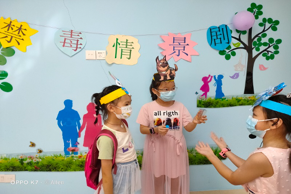 小朋友表演禁毒情景劇.jpg