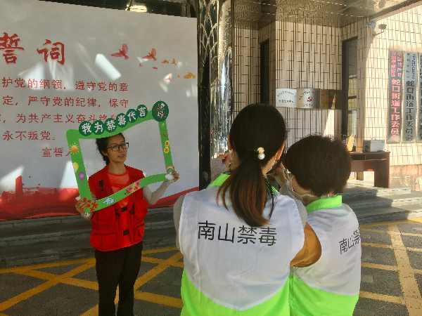 【圖2】社工拍攝“我為禁毒代言”視頻.jpg