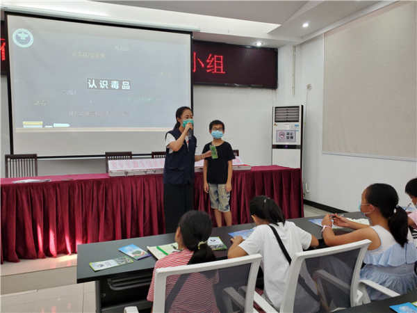 圖為社工向青少年介紹毒品的類型.jpg