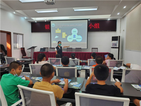 圖為社工向青少年講解毒品的定義.jpg