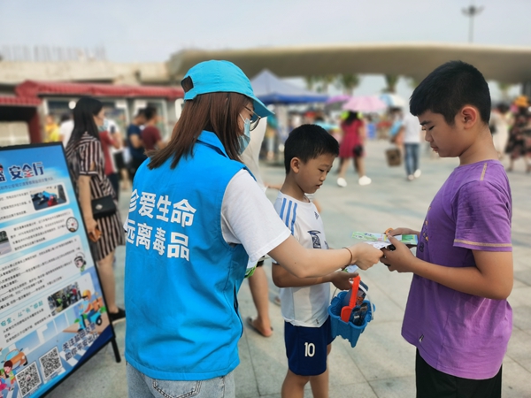 社工向游客派發(fā)禁毒宣傳資料_副本.jpg