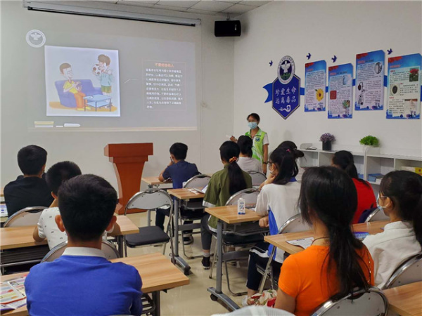 圖為禁毒社工講解禁毒知識.jpg