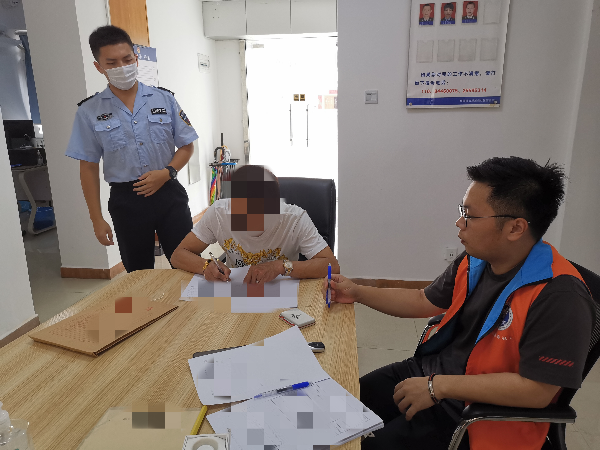 禁毒社工進行幫教訪談.jpg