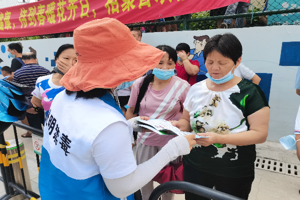 工作人員向家長宣傳禁毒知識.jpg