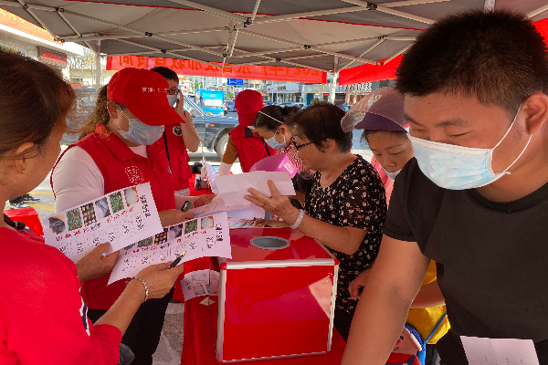 居民在做禁毒連連看題目.jpg