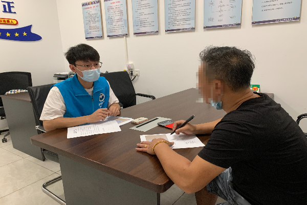禁毒社工與服務對象面談(1).jpg
