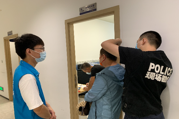 派出所民警現場采集毛發(4).jpg
