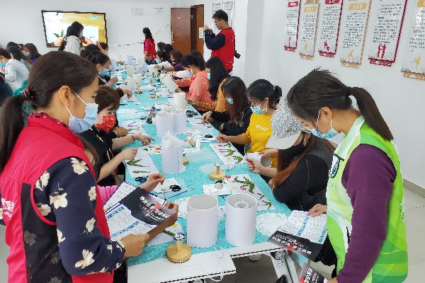 圖為禁毒社工向居民講解禁毒知識.jpg
