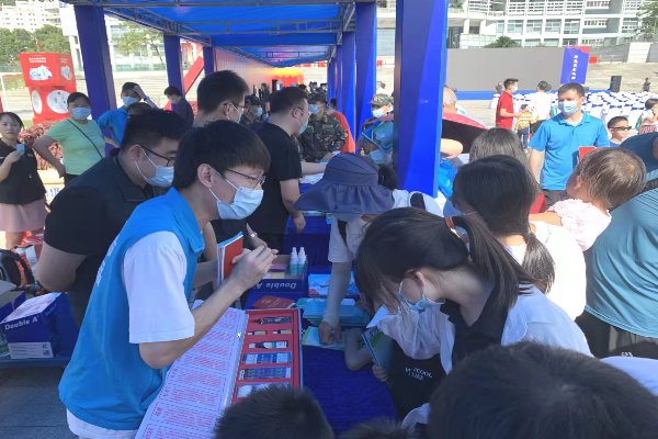 禁毒社工講解毒品仿真樣品(2).jpg