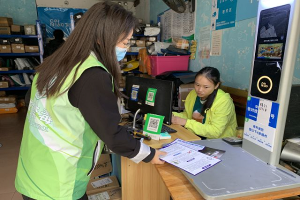 圖為禁毒社工講解毒品知識1.jpg