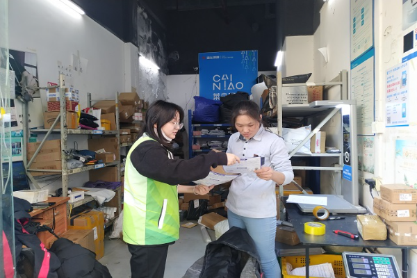 圖為禁毒社工發放宣傳資料.jpg