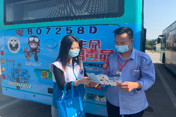 禁毒工作人員向禁毒公交車司機普及禁毒知識 (3).JPG