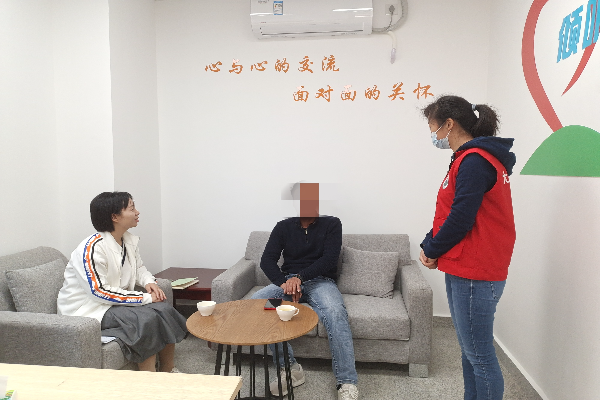 心理咨詢師、禁毒社工與幫扶對象聊天.jpg