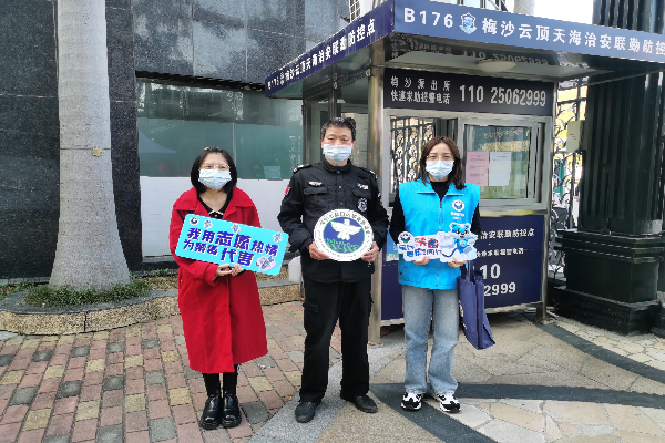 禁毒社工與小區卡口值守人員合影.jpg