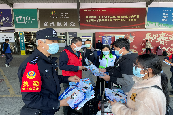 社工和民警一起發放禁毒宣傳手冊.jpg