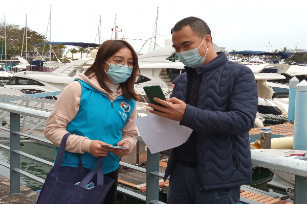 禁毒社工了解游艇會工作人員學習禁毒知識情況.jpg