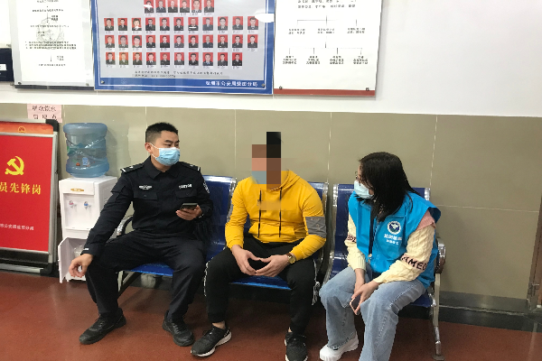 禁毒社工與民警與吸毒人員談話2.jpg