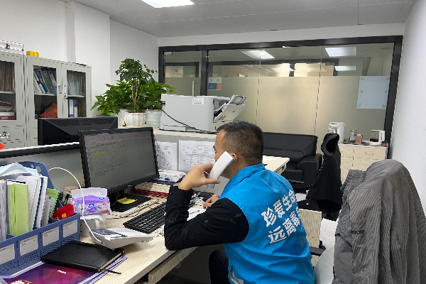 禁毒社工通過電話為服務(wù)對象提供資訊和開展心理疏導.png