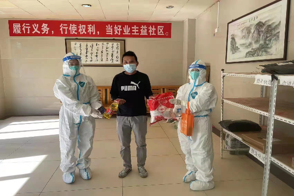 禁毒社工向管控區(qū)服務(wù)對象派送關(guān)愛慰問物品1.jpg