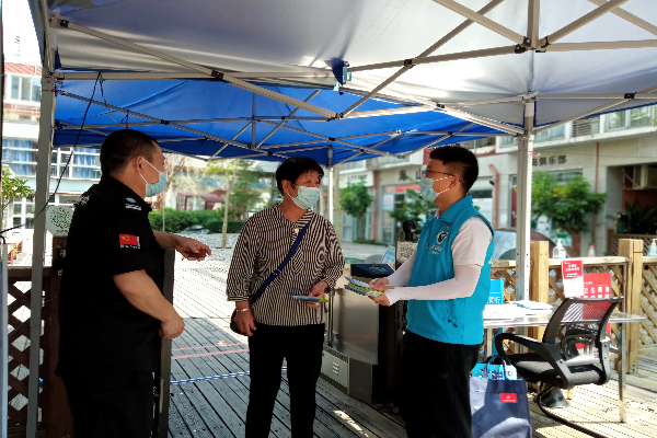 禁毒社工向居民分享禁毒防范技巧.jpg